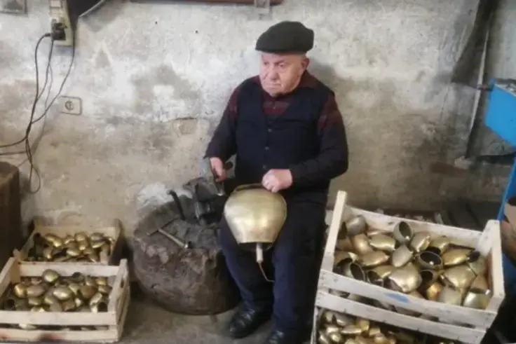 Tziu Tonino Sulis, a lavoro in bottega (Foto concessa dai familiari - dal sito Campanacci.net)