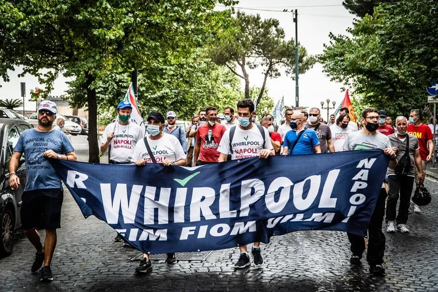 Un sit-in di lavoratori Whirlpool (Ansa)