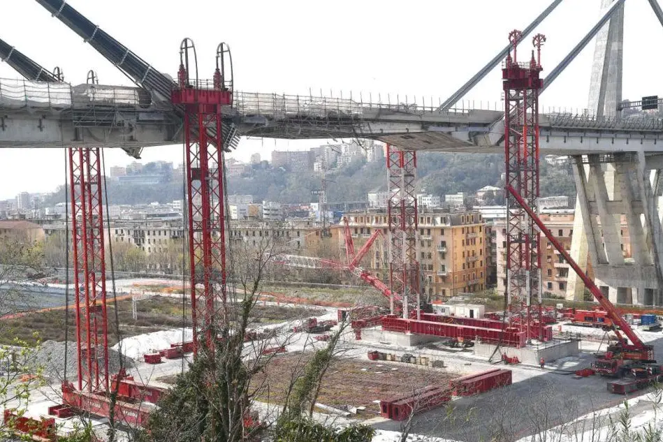 I lavori di demolizione del Ponte Morandi (Ansa)