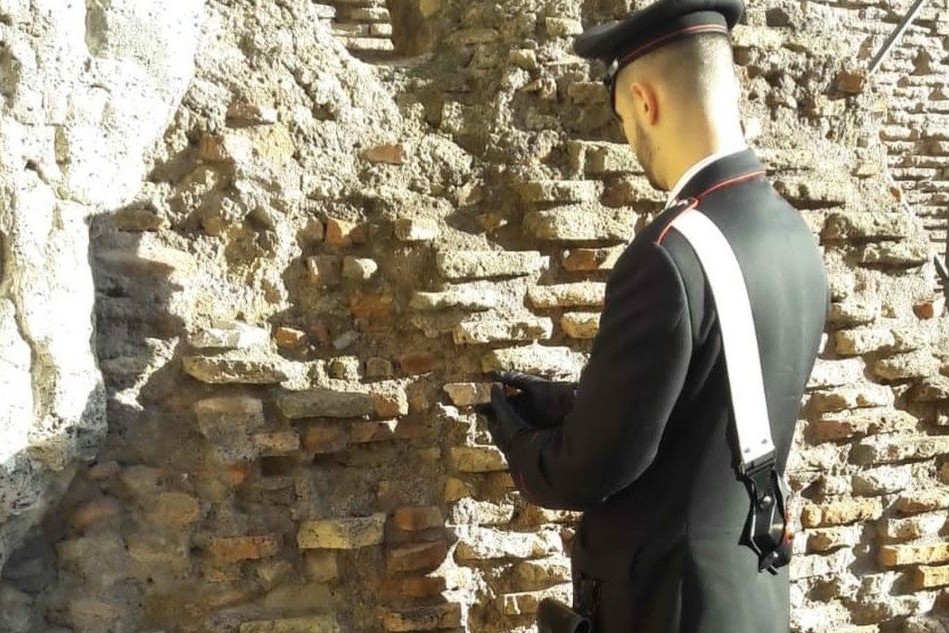 Roma, turista americano ruba un pezzo di Colosseo