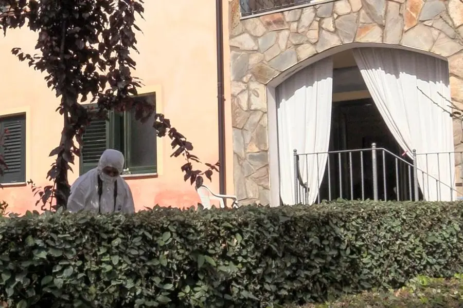 I rilievi dei carabinieri del Nucleo Investigativo del Comando Provinciale di Sassari nella casa di Santa Maria Coghinas (L'Unione Sarda)