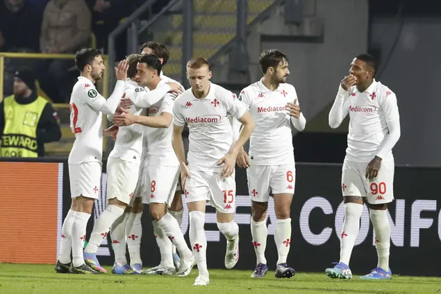 L'esultanza dei giocatori della Fiorentina dopo il gol di Rolando Mandragora al Celje in Conference League (foto Ansa)