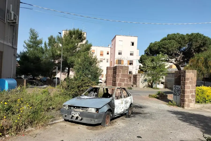 L'auto a fuoco in corso Iglesias (L'Unione Sarda - Scano)