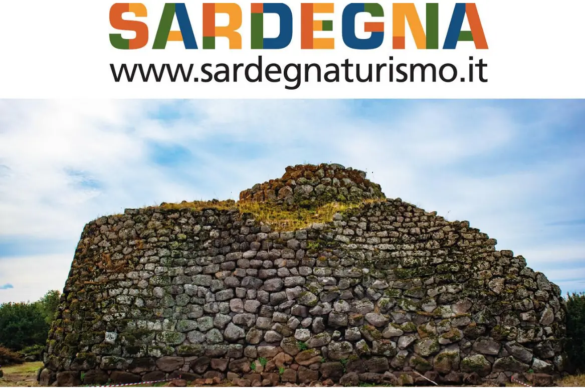 Nuraghe trilobato del sito archeologico di Iloi a Sedilo, che domina il lago Omodeo
