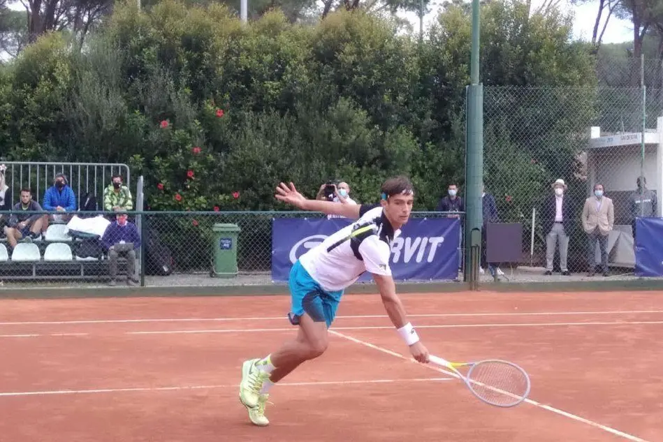 Lorenzo Musetti in azione sul Forte Village Court (L'Unione Sarda - Burruni)