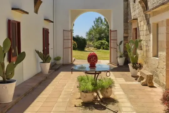 Turismo, Airbnb cerca viaggiatori per una vacanza senza telefono