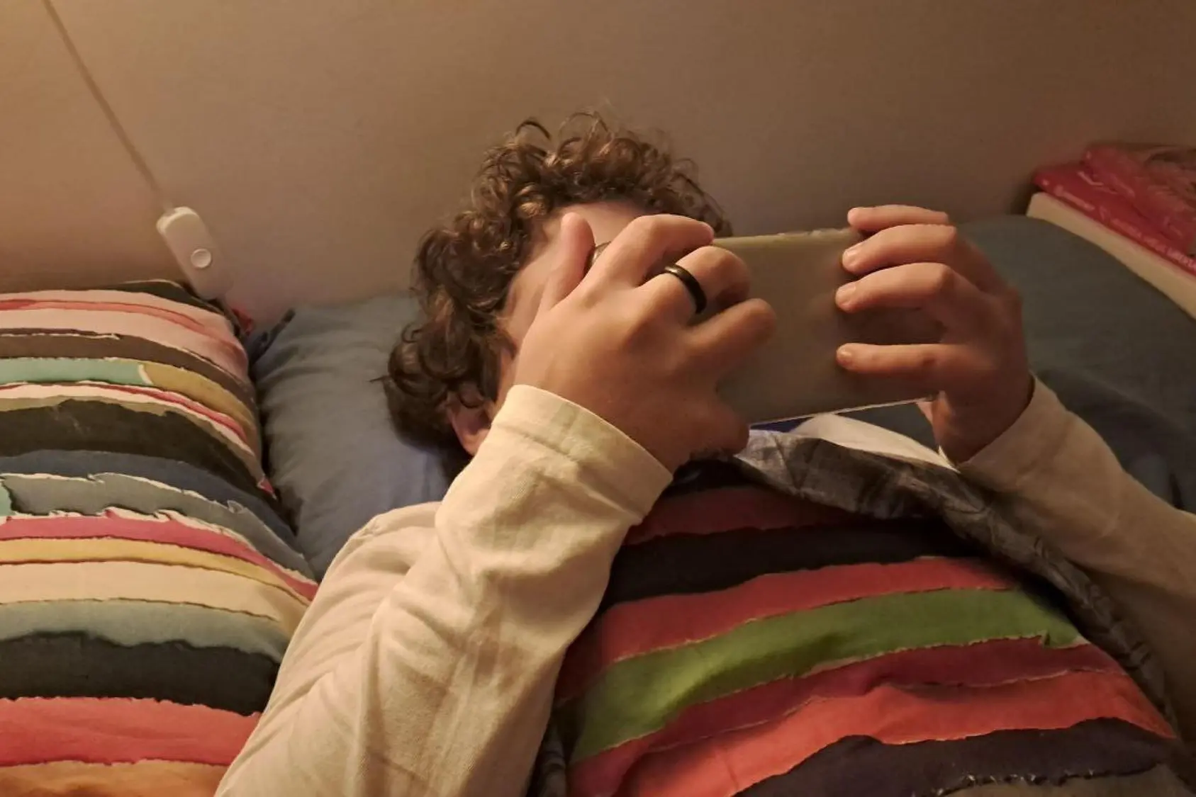 Un bambino usa il cellulare (foto Ansa)