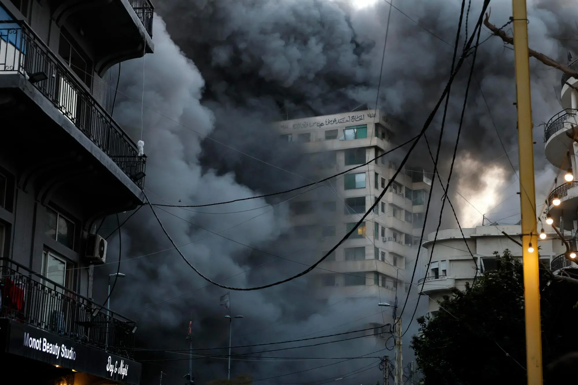 Un edificio colpito dall'Idf a Beirut, in Libano (Ansa-Epa)