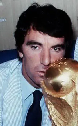 Zoff con la Coppa sull'aereo che riporta gli azzurri in patria