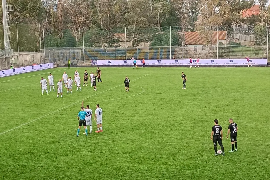 Un'immagine del derby d'andata tra Olbia e Cos (foto Ilenia Giagnoni)