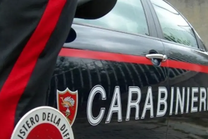 Un'auto dei carabinieri (Ansa)