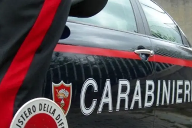 Un'auto dei carabinieri (Ansa)