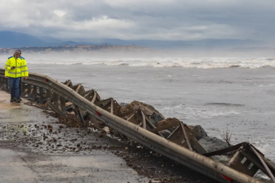 I danni del ciclone Harry sulla 195 lo scorso gennaio (Ansa)