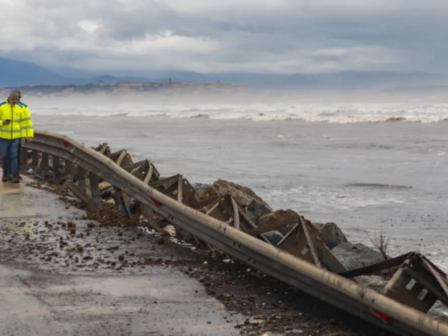 I danni del ciclone Harry sulla 195 lo scorso gennaio (Ansa)