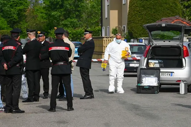 I carabinieri all'esterno dell'abitazione a Samarate (Ansa)