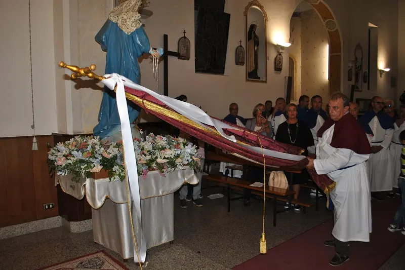 Il nuovo priore Antonio Diana con la bandiera maggiore (L'Unione Sarda - Tellini)