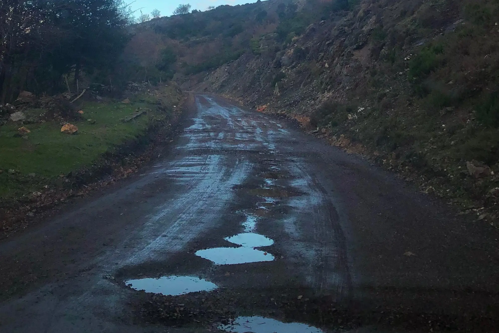 Un tratto della Cossatzu-Tascusì dopo le recenti piogge (Onano)