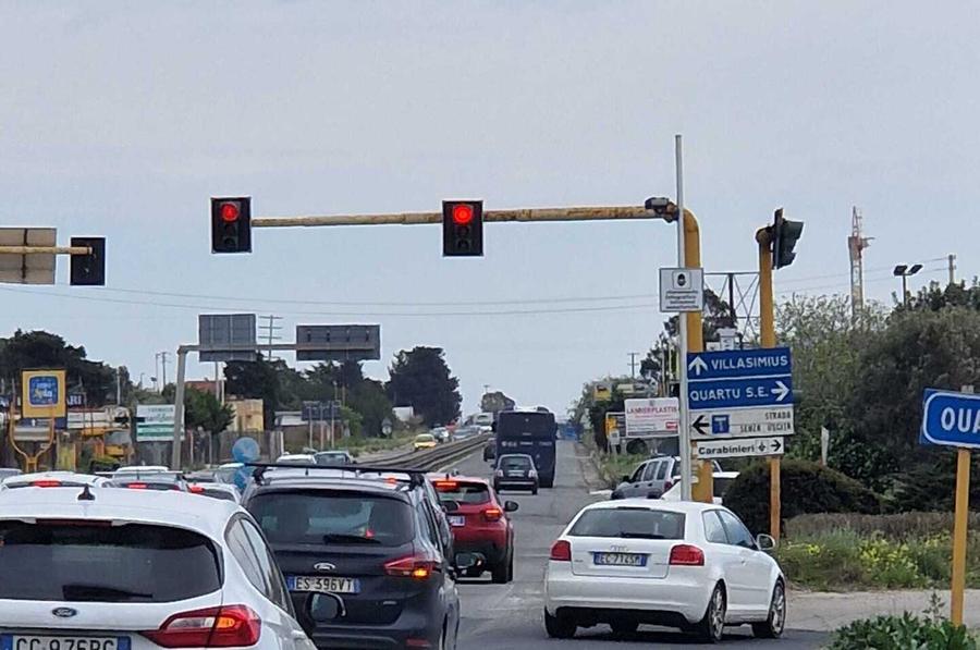 Videocamera puntata su chi passa col rosso