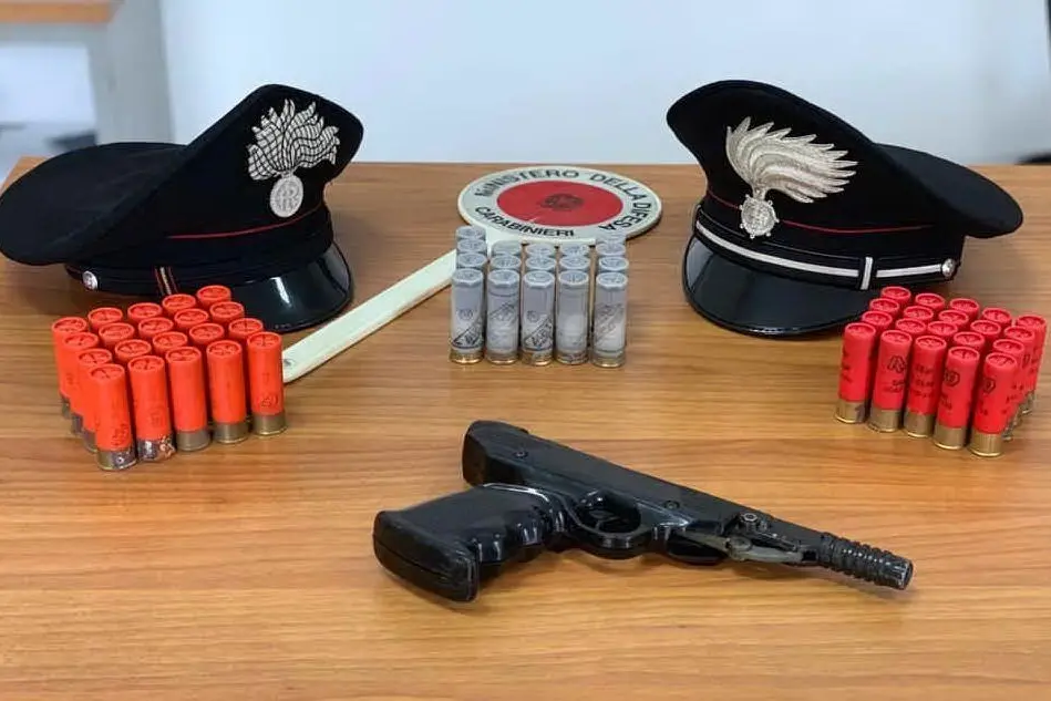 L'arma e le munizioni sequestrate (Foto Carabinieri)