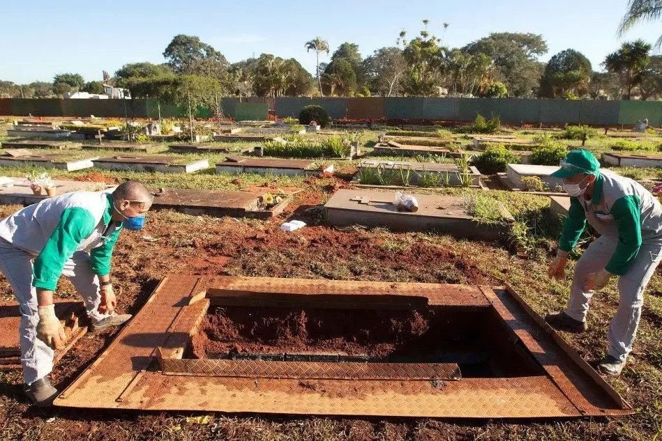La preparazione di una tomba per una vittima Covid in un cimitero a Brasilia (Ansa)