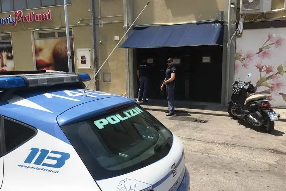 Un'auto della polziia davanti al Touch