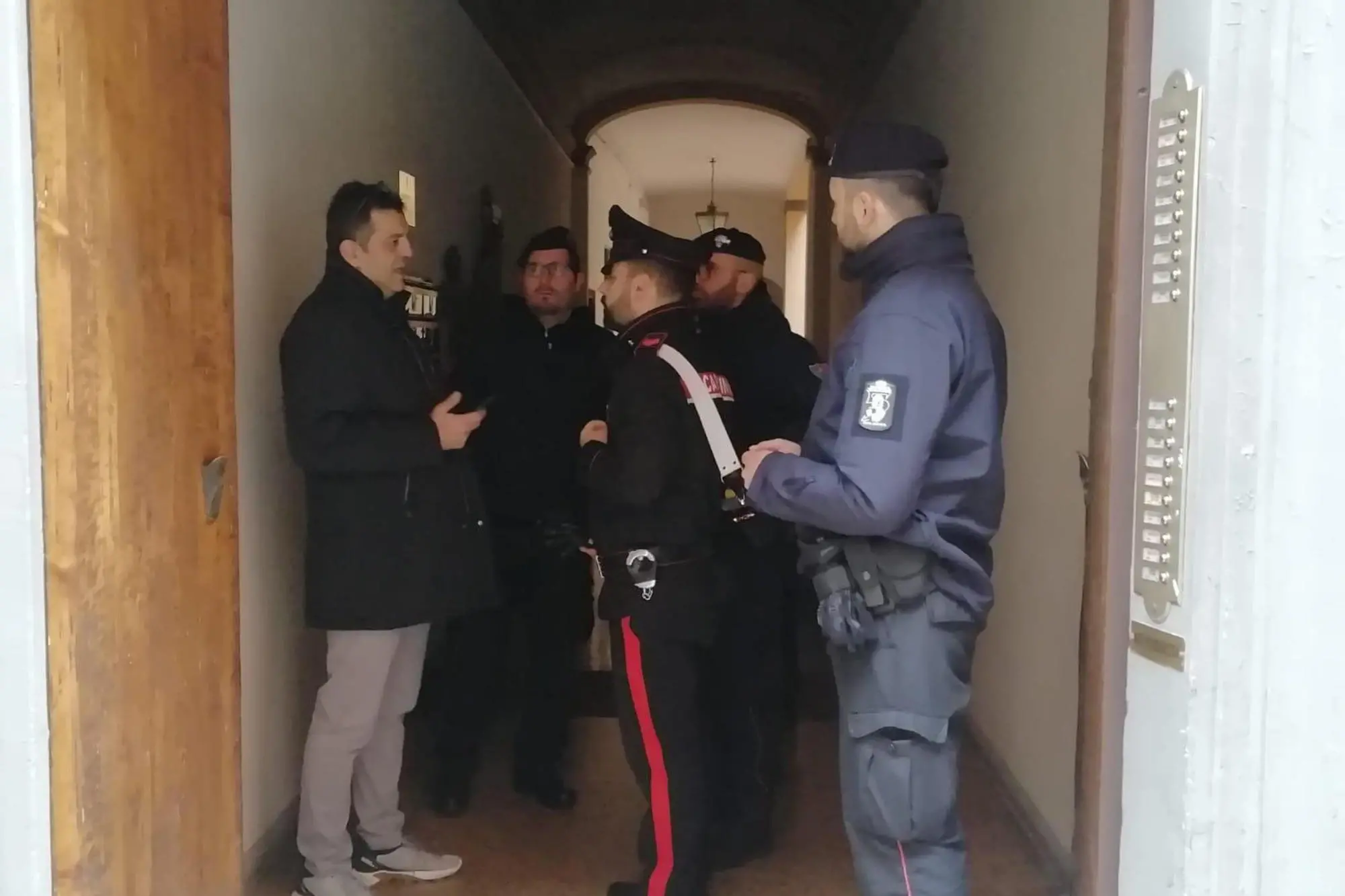 Gli inquirenti sul luogo del tentato omicidio a Bologna (Ansa - Cori)