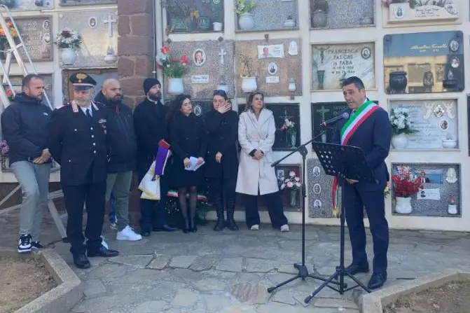 Il momento della cerimonia per le vittime del Covid a Porto Torres (foto Pala)