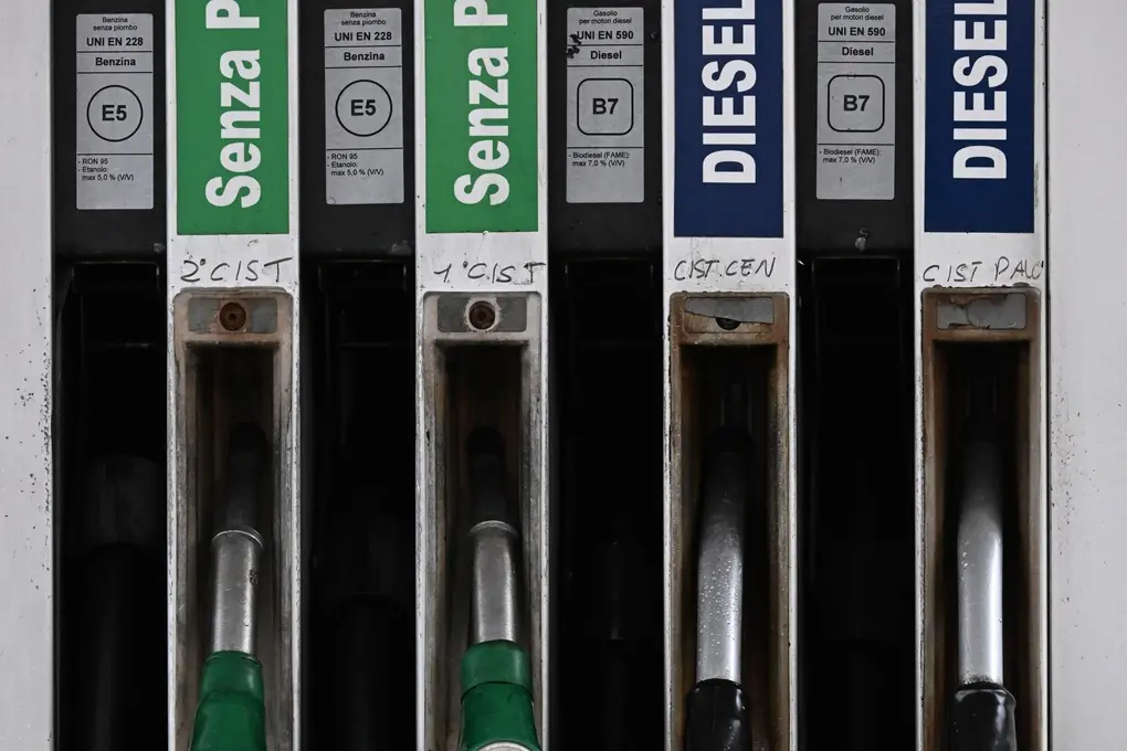 Il prezzo del carburante in forte aumento, in particolare il gasolio, ha superto i 2 euro al litro in alcuni distributori genovesi. Genova, 10 marzo 2026.ANSA/LUCA ZENNARO(generica benzina, super senza piombo, gasolio, distributore, carburanti, prezzo alla pompa, accise)