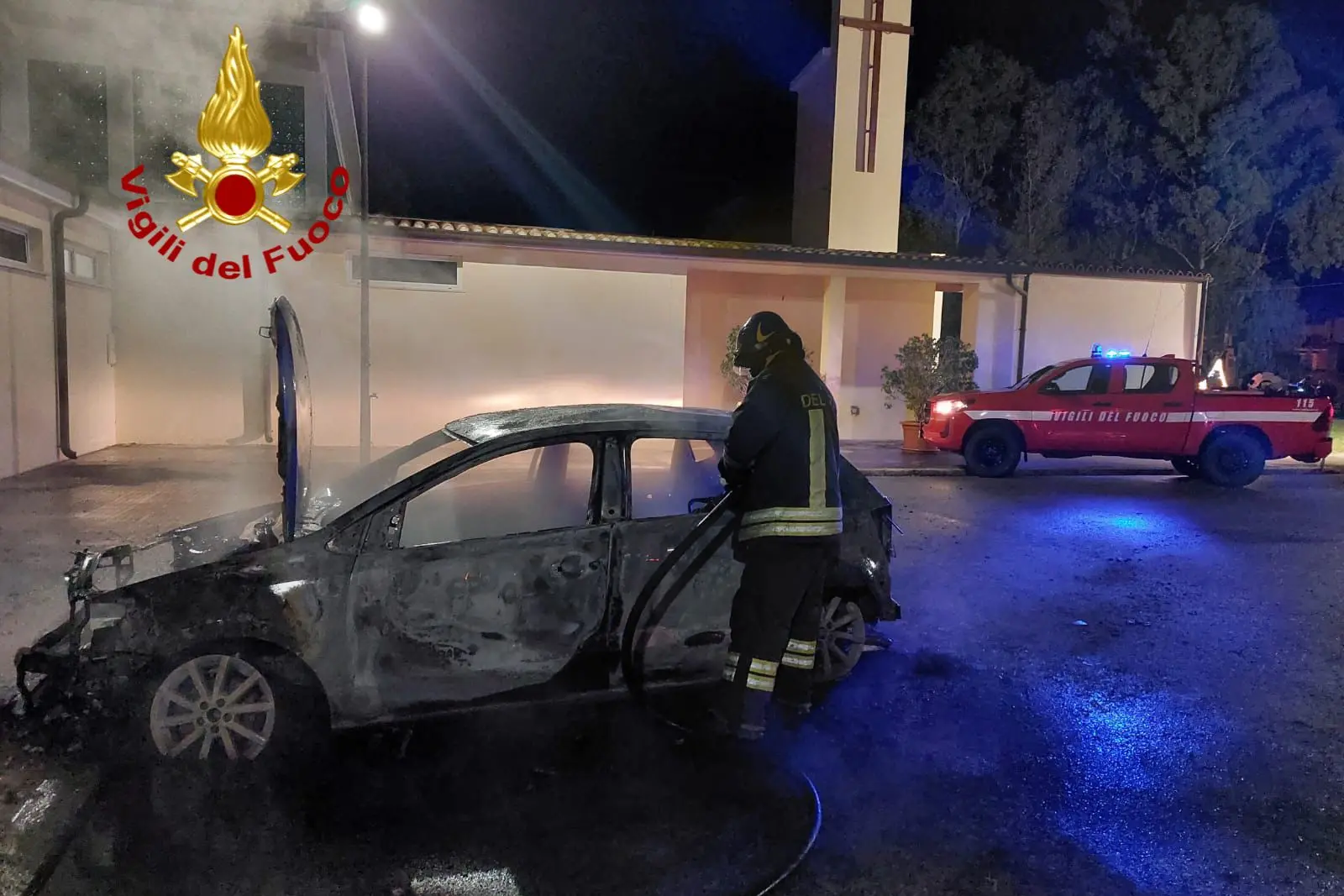 L'auto divorata dalle fiamme (foto vigili del fuoco)