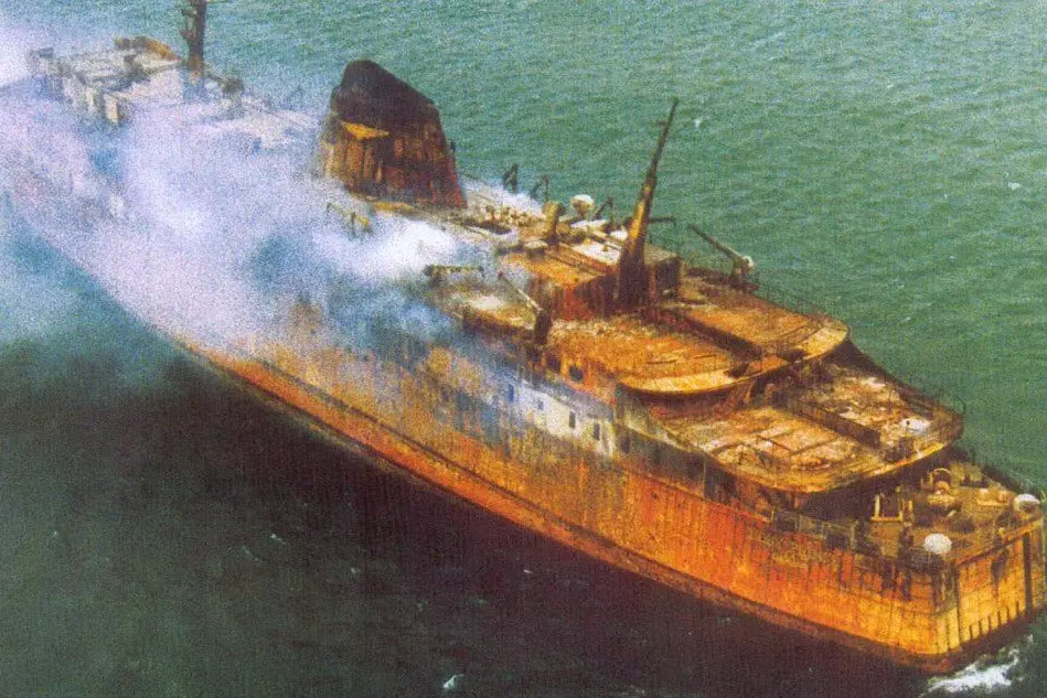 Il traghetto Moby Prince dopo il disastro