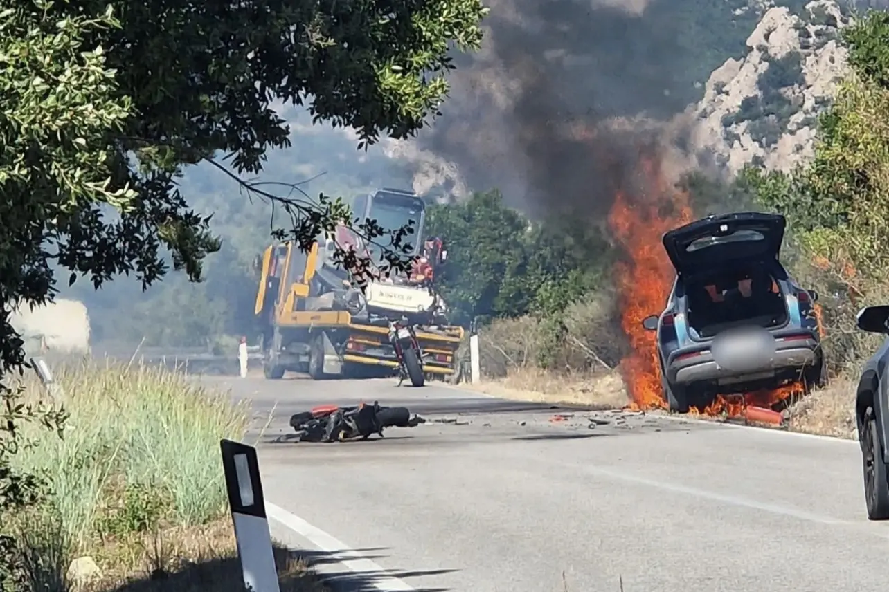 Il Suv a fuoco dopo l'incidente