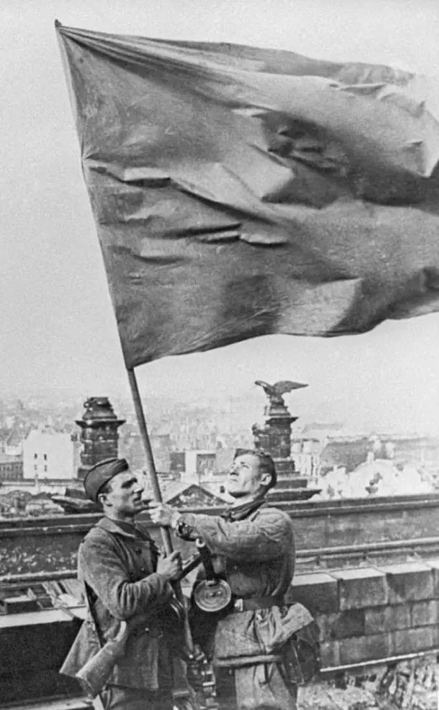 La bandiera rossa sventola sul tetto del palazzo del Reichstag