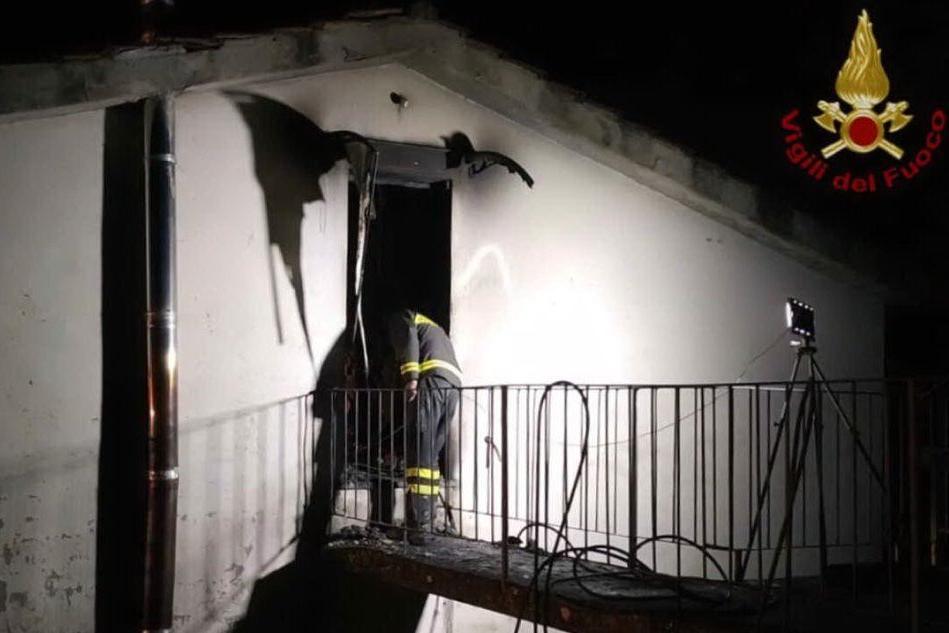 La casa va a fuoco: muore una ragazzina di 14 anni
