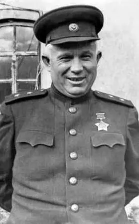 Kruscev in uniforme durante la Seconda guerra mondiale (le foto sono Google e Wikipedia)