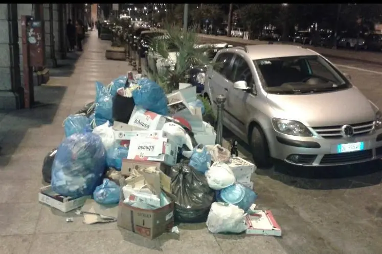 Un cumulo di rifiuti in via Roma