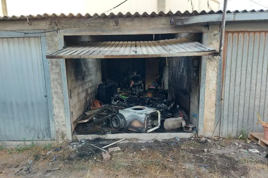 Il garage distrutto dalle fiamme (foto Sanna)