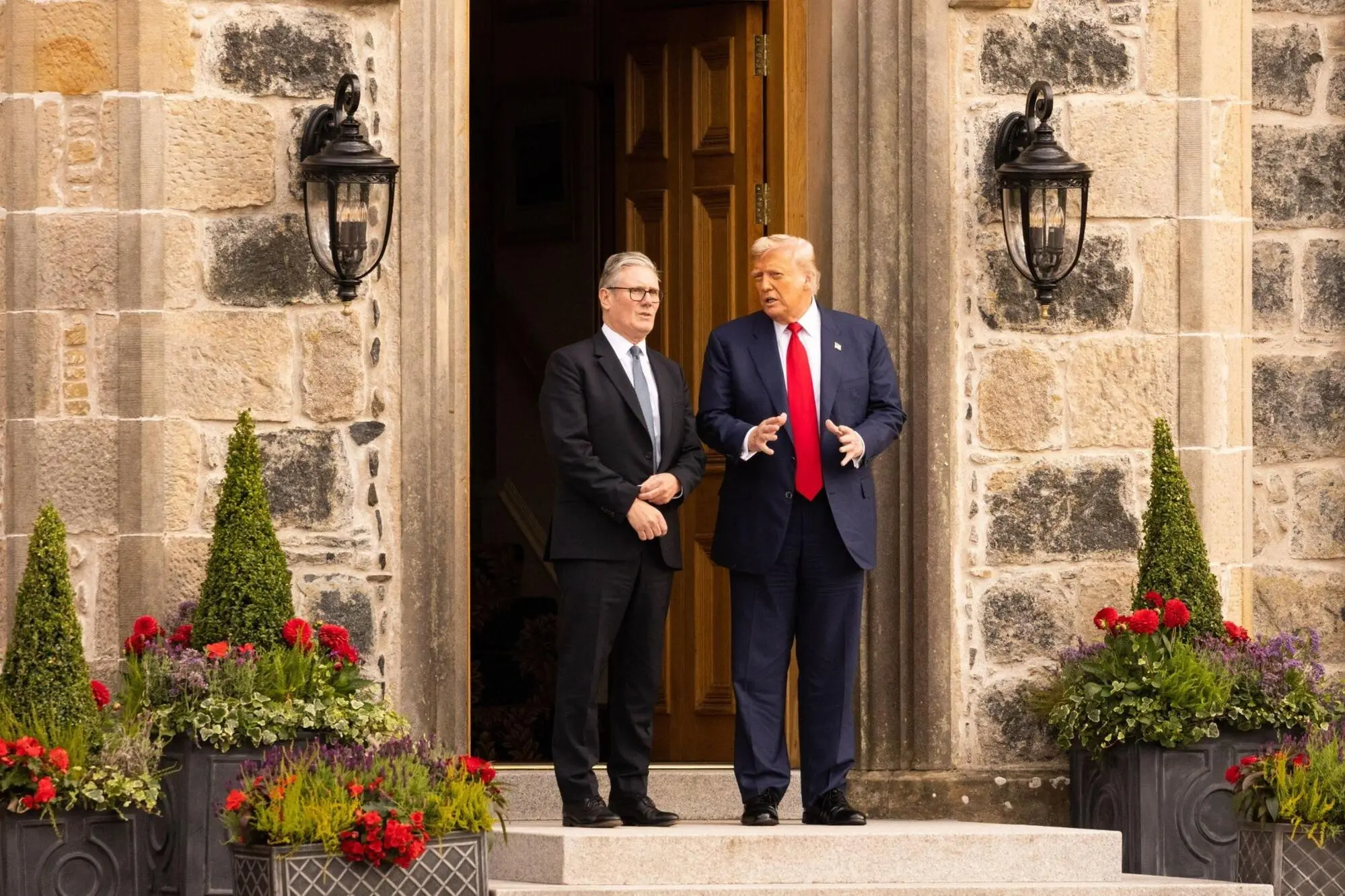epa12269239 US President Donald Trump (R) and British Prime Minister Keir Starmer (L) arrive at the Trump International Golf Links course in Aberdeen, Scotland, Britain, 28 July 2025. EPA/Chris Ratcliffe / POOL