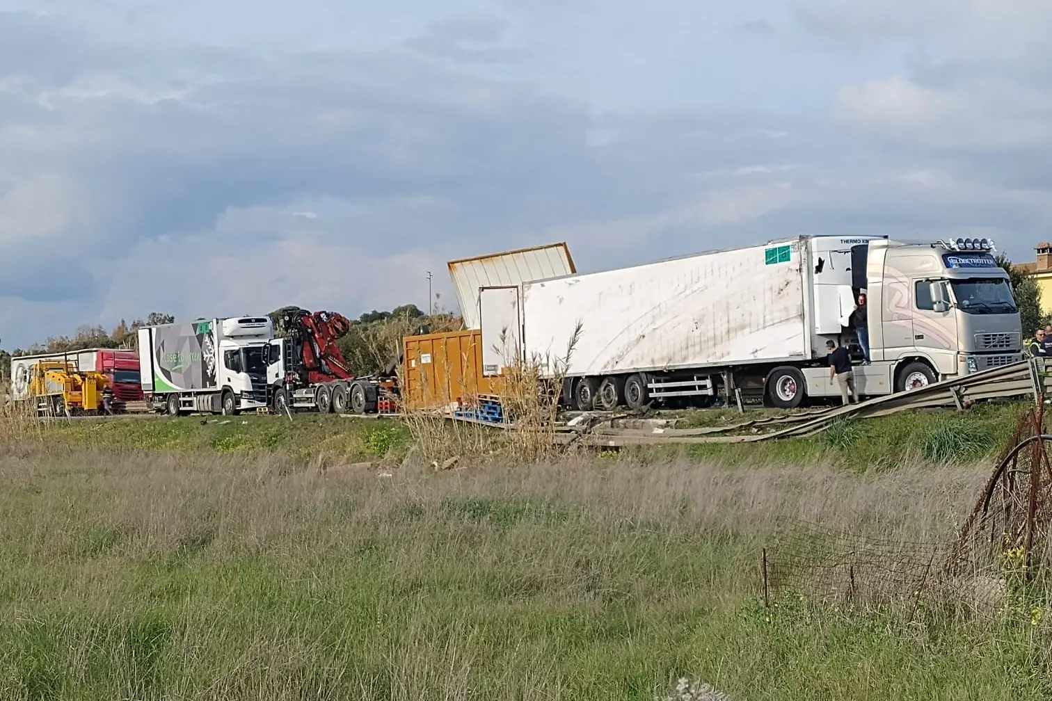 Squadre al lavoro per rimuovere il tir ribaltato sulla strada statale 131 a Villagreca (foto Angelo Cucca)