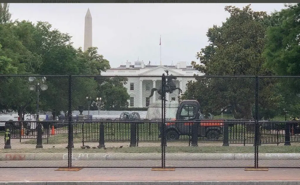 Il muro davanti alla Casa Bianca (foto Twitter)