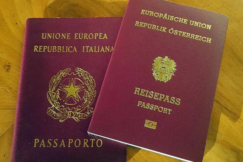 Un passaporto italiano e uno austriaco