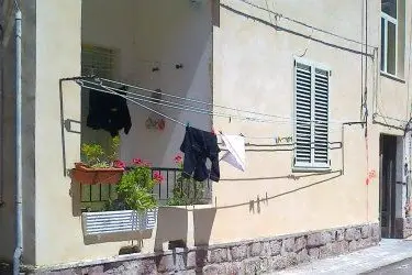 L'edificio in cui è avvenuto il pestaggio