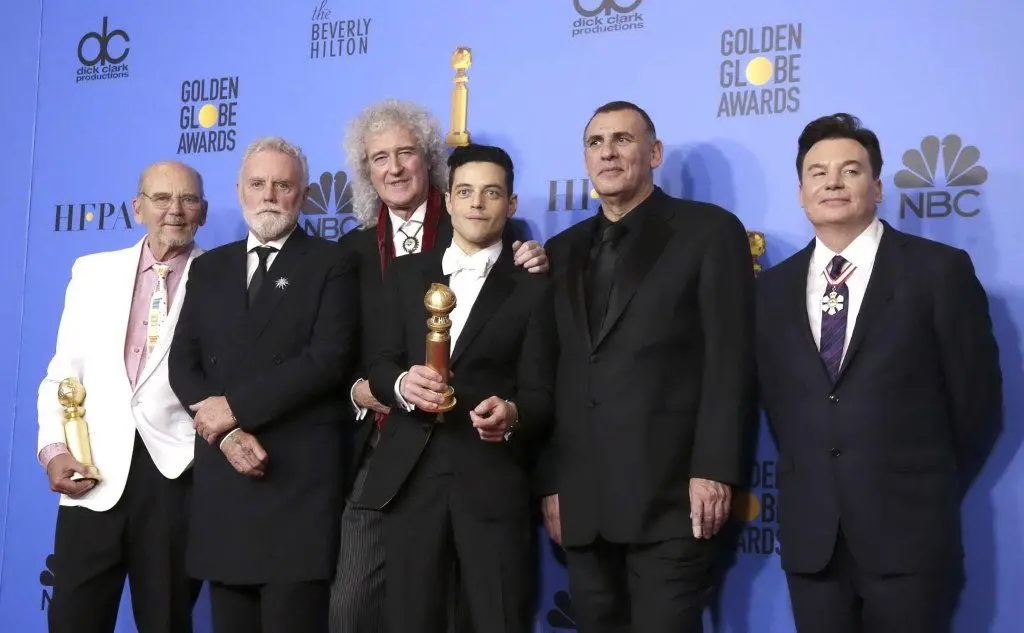 Da sinistra: Jim Beach, Roger Taylor e Brian May dei Queen, Rami Malek, Graham King e Mike Myers posano con il premio per &quot;Bohemian Rhapsody&quot; (Ansa)
