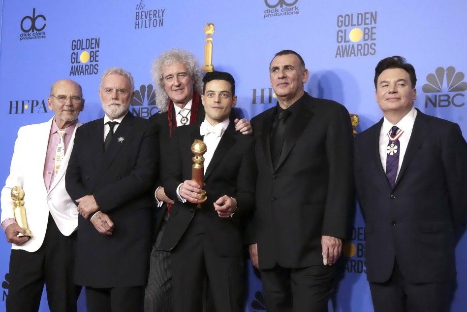 Da sinistra: Jim Beach, Roger Taylor e Brian May dei Queen, Rami Malek, Graham King e Mike Myers posano con il premio per "Bohemian Rhapsody" (Ansa)