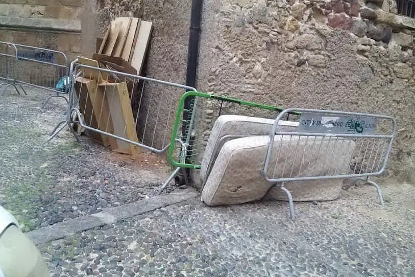 Rifiuti abbandonati nel centro storico