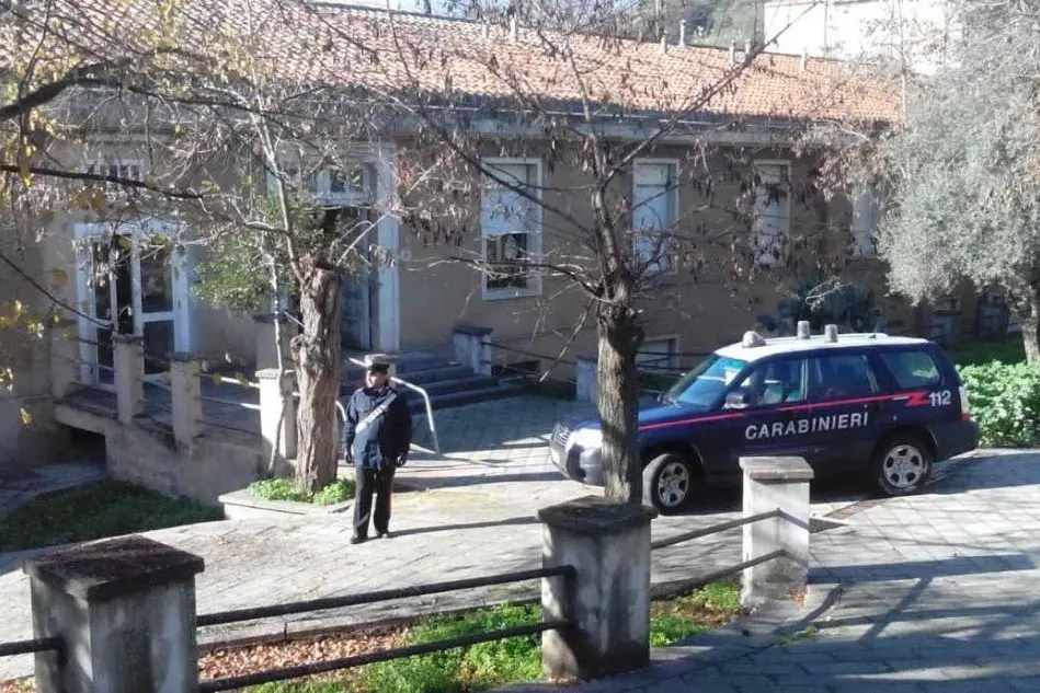 Carabinieri davanti alla scuola di Orotelli