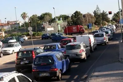 Le auto incolonnate in doppia fila davanti al semaforo tra la Provinciale 15 e la Statale 554 nella zona industriale di Selargius