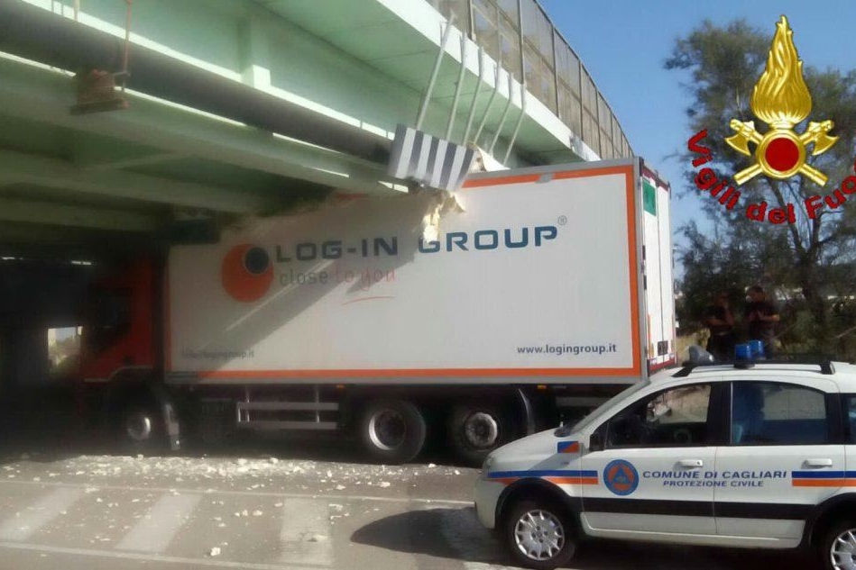 Cagliari, camion si incastra sotto il cavalcavia a Sant'Elia