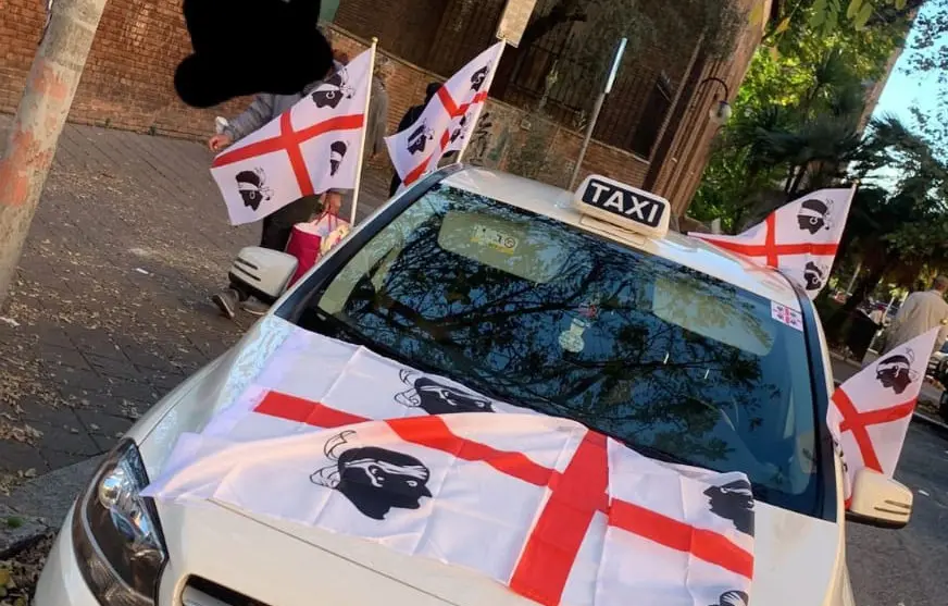 Il taxi con le bandiere sarde (foto Tellini)