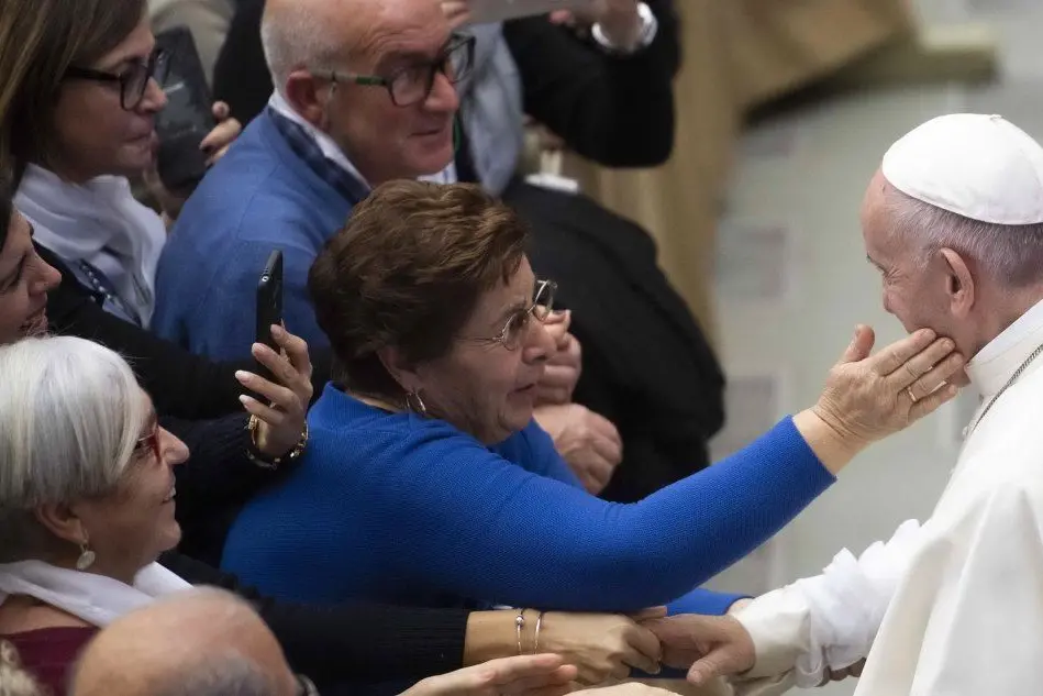 Il Papa incontra i volontari in aula Paolo VI (Ansa)