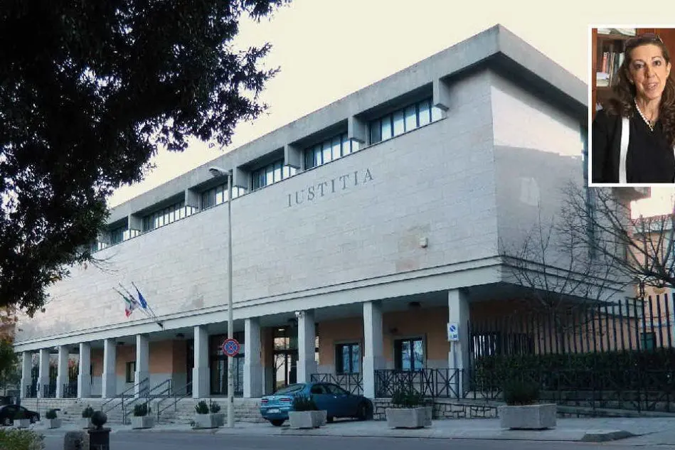 Il tribunale di Tempio; nel riquadro Gemma Cucca